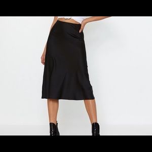 💚3/$15 Black satin skirt